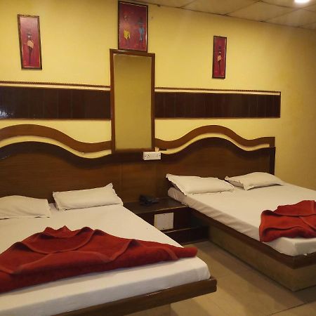Hotel Diplomat Inn Yeni Delhi Dış mekan fotoğraf