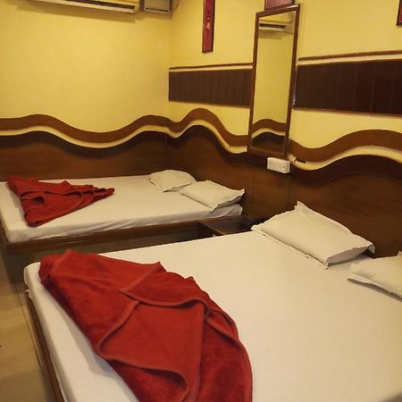 Hotel Diplomat Inn Yeni Delhi Dış mekan fotoğraf