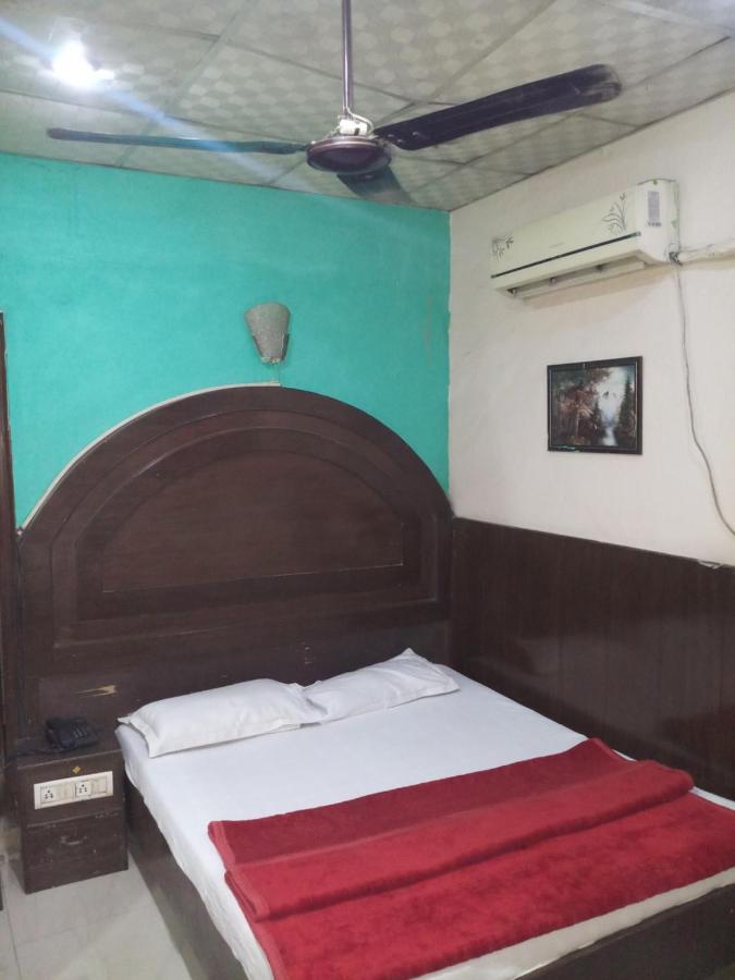 Hotel Diplomat Inn Yeni Delhi Dış mekan fotoğraf